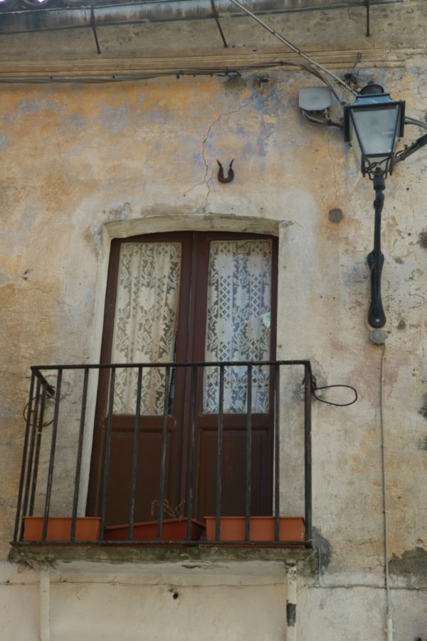 Particolare_P.zza_Madonna_Delle_Grazie